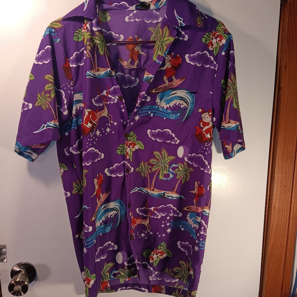 Mens size small Christmas/ Hawaiian style shirt button up short sleeve